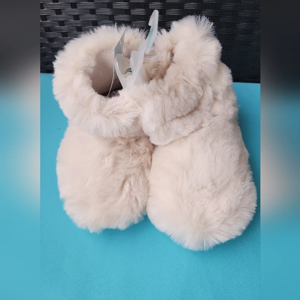 Nwt Kids Fluffy Fur Cream Slippers